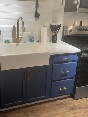 Private kitchen - Cozy 2-bedroom house in peaceful Mammoth Spring with AC (mammoth spring)