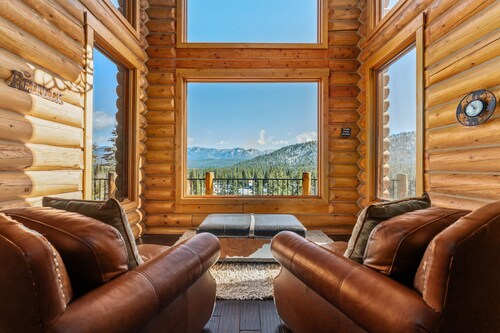 Luxury Log Lodge w/ Hot Tub & Mountain Views