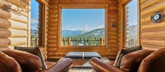 Luxury Log Lodge w/ Hot Tub & Mountain Views