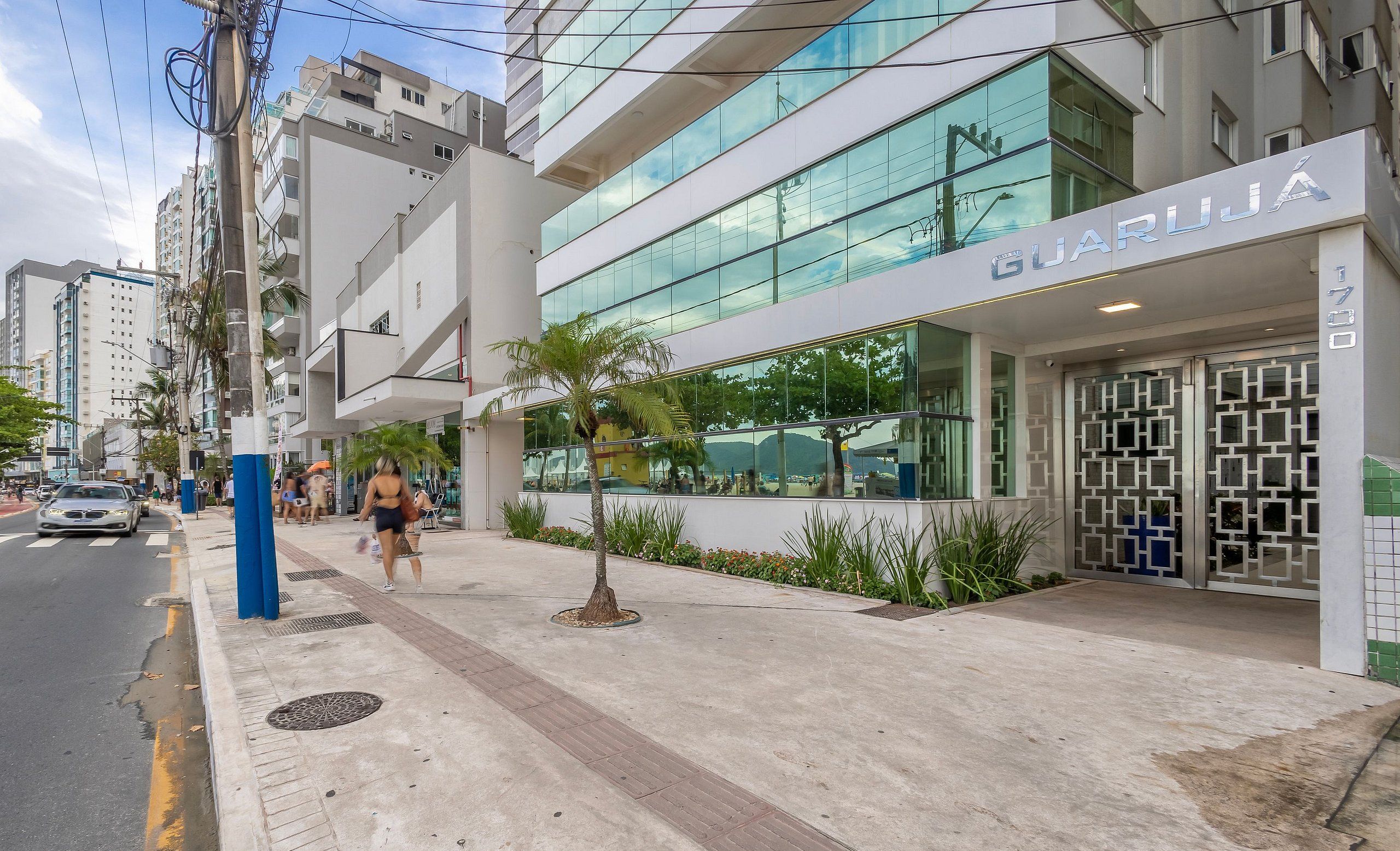 Un edificio moderno con fachada de vidrio y un letrero que dice "GUARJUÁ".