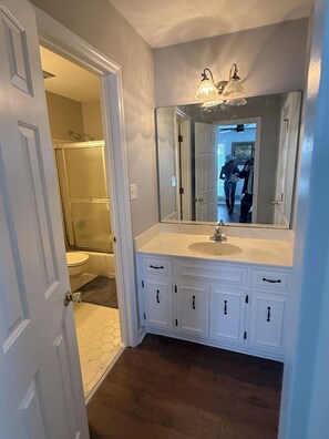 Pyyhkeet, saippua, vessapaperi