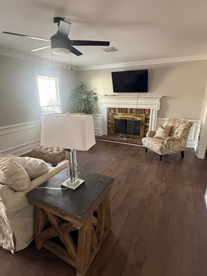 Living area - 3 Bedroom Masters Retreat 500 Yards from the 13th Hole, Walk to Augusta National (Augusta)