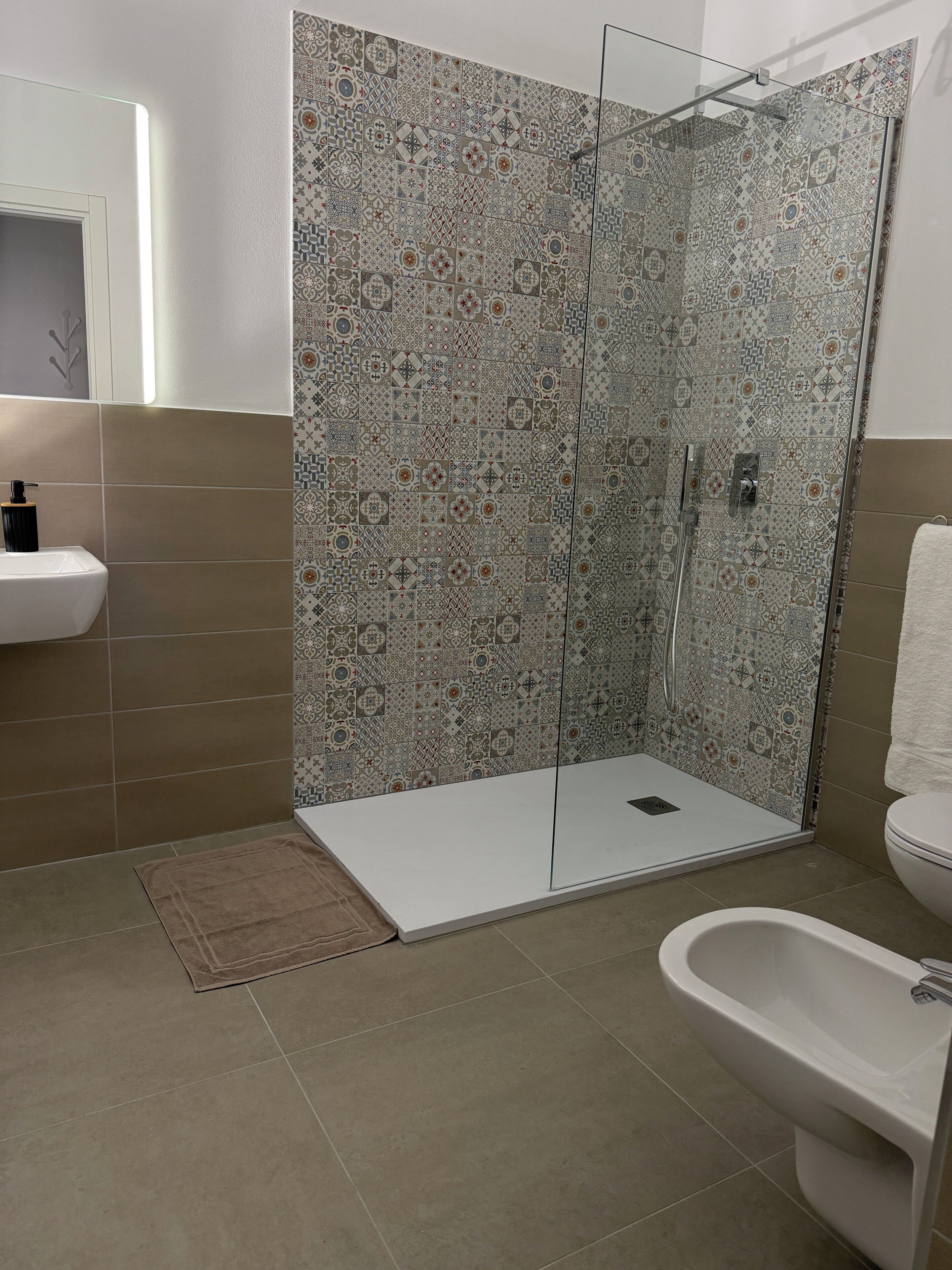 Asciugacapelli, bidet, asciugamani, sapone