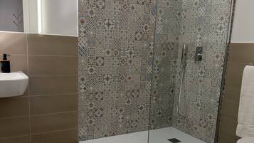 Asciugacapelli, bidet, asciugamani, sapone
