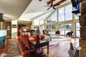TV, fireplace, books - Year-Round Fun in Putnam Station: Lakefront Home! (Putnam Station)