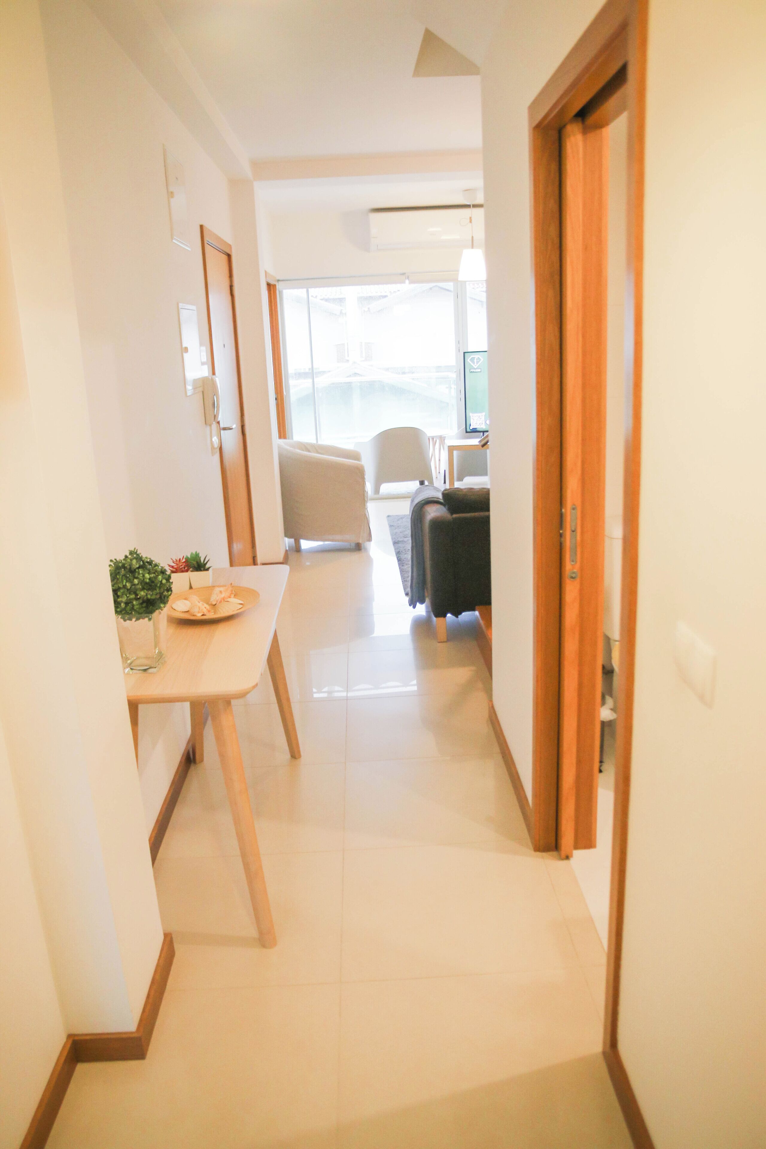 شقة عادية - بشرفة مسقوفة | منطقة المعيشة