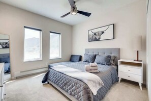 Een strijkplank/strijkijzer, wifi, beddengoed