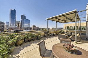 Outdoor dining - 1BR LoDo 30+: Warehouse Loft Parking, Gym, Rooftop (Denver)