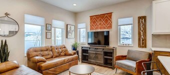 Trekker Townhome / Mountain Charm / New Floors!