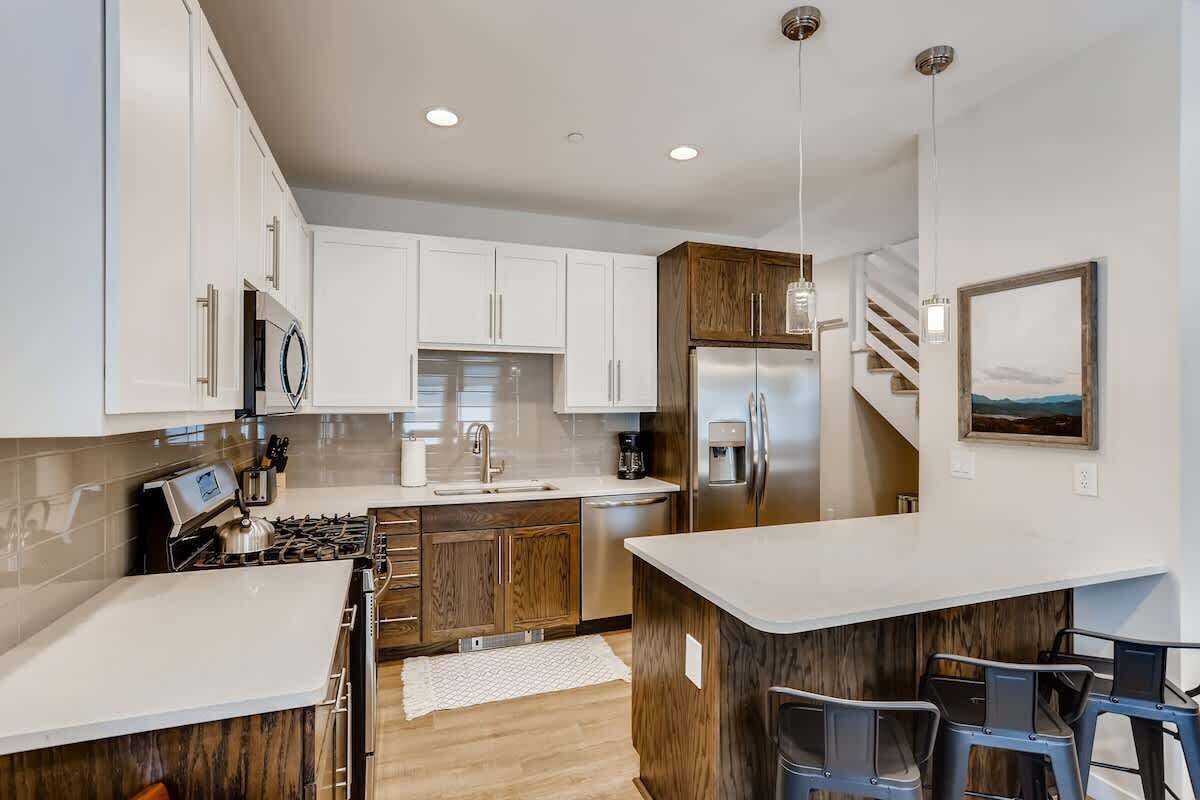 Een koelkast, een magnetron, een oven, een kookplaat