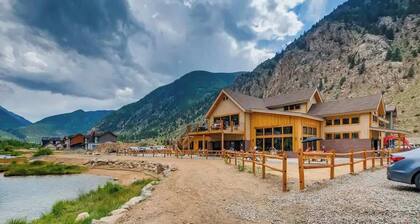 Trekker Townhome / Mountain Charm / New Floors!