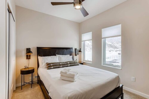 Trekker Townhome / Mountain Charm / New Floors!