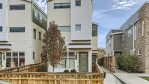 Un immeuble d’appartements moderne, doté d’un toit plat, de grandes fenêtres et d’une entrée centrale.