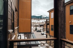 Property grounds - Refined Riverfront Living | King Suite & Views (Silverthorne)