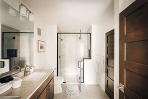 Een douche, een haardroger, handdoeken, shampoo