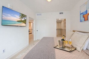 1 bedroom, desk, travel cot, free WiFi - City Skyline Views & Rooftop Pool Near Brickell (Miami)