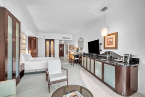 Tabla de planchar con plancha, wifi y ropa de cama 