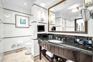 Tina de hidromasaje, secadora de cabello, toallas, jabón 