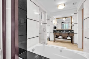 Dusche, Haartrockner, Shampoo