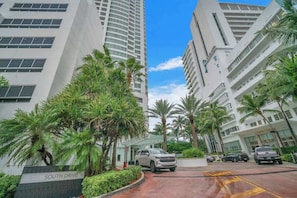 Exterior - Fontainebleau Hotel Jr. Suite Sorrento w/Parking (Miami Beach)