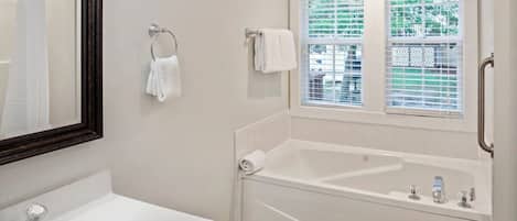 Serviettes fournies, papier toilette