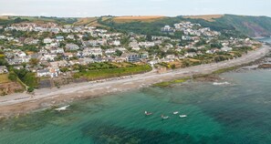 Ubicación cercana a la playa y toallas de playa