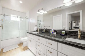 Shower, hair dryer, towels, shampoo - Walk To Ponto Beach - Surf and Relax (Carlsbad)