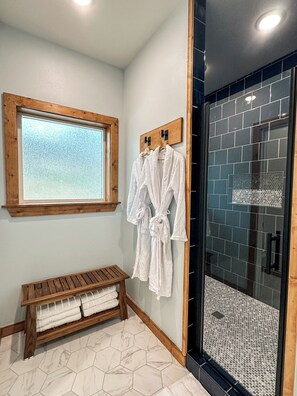 Shower, hair dryer, towels, soap - 10 min from Buffalo River! Mountain View Cabin w/ Hot Tub + SLIDE + Movie Room (Jasper)
