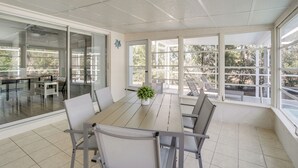 Ett konferensrum med ett stort bord, stolar och en krukväxt.