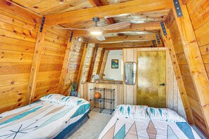 2 bedrooms, desk, iron/ironing board, Internet - Mid-Century Cabin w/ Hot Tub Mins to Bear Mountain (Sugarloaf)