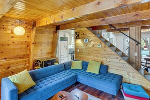 Interior - Mid-Century Cabin w/ Hot Tub Mins to Bear Mountain (Sugarloaf)