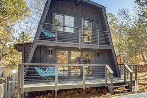 Terrace/patio - Mid-Century Cabin w/ Hot Tub Mins to Bear Mountain (Sugarloaf)