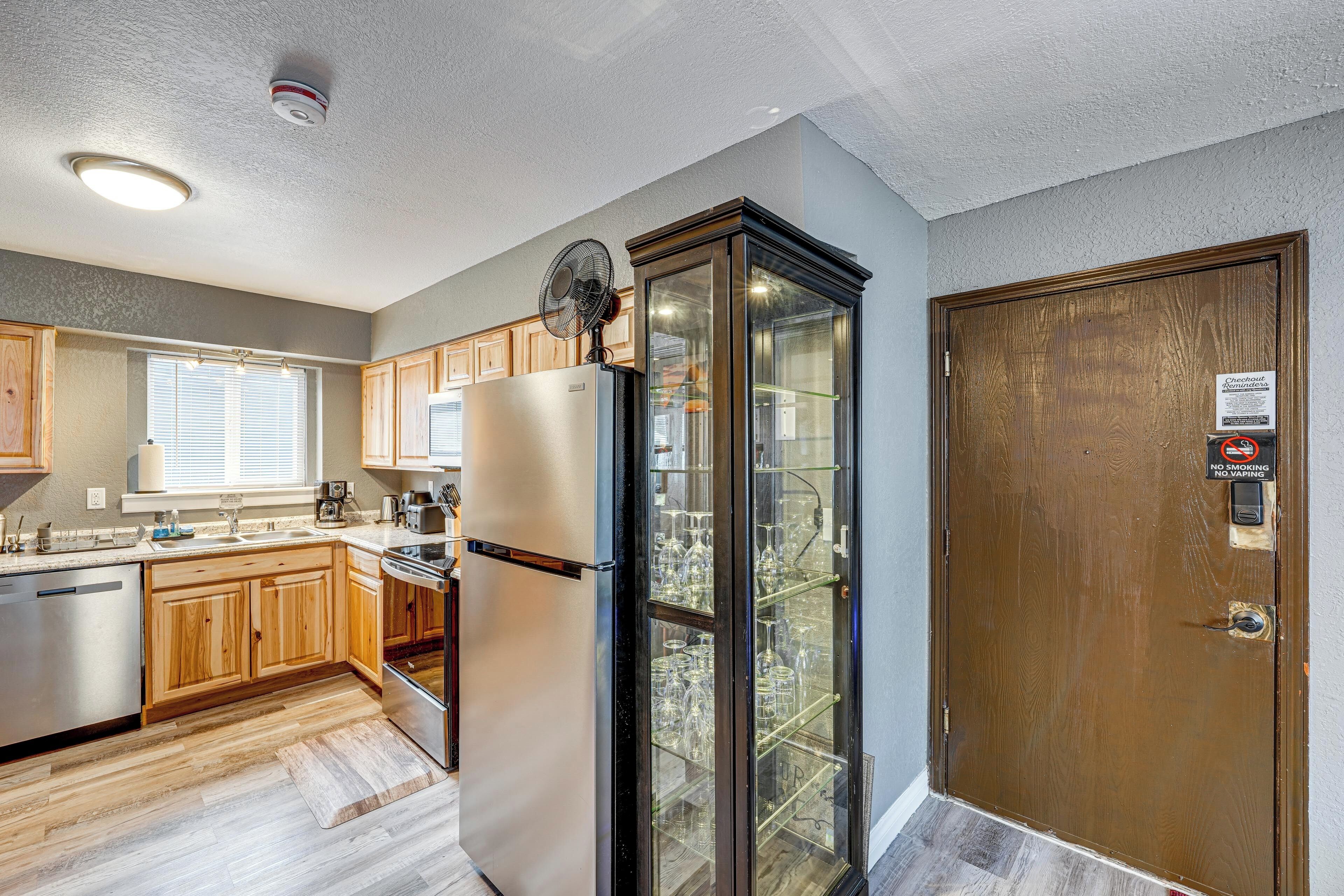 Fridge, microwave, stovetop, dishwasher