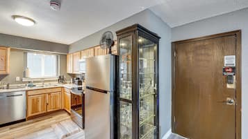 Fridge, microwave, stovetop, dishwasher