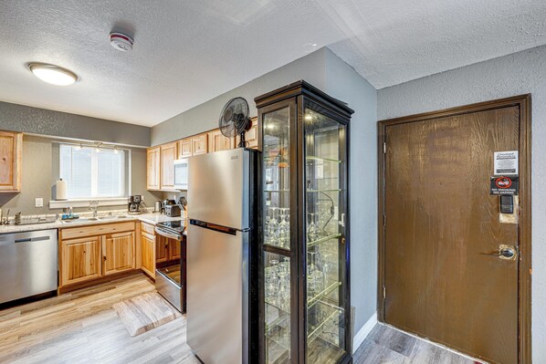 Fridge, microwave, stovetop, dishwasher