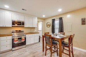 Dining - Near Citadel Mall! Extended Getaway 8 Mi to Dtwn (Charleston)