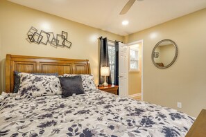 4 bedrooms, iron/ironing board, Internet, bed sheets - Near Citadel Mall! Extended Getaway 8 Mi to Dtwn (Charleston)