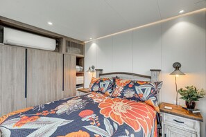 書桌、熨斗/熨衫板、可攜式嬰兒床、上網