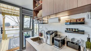 Réfrigérateur, micro-ondes, cafetiÚre/bouilloire, grille-pain