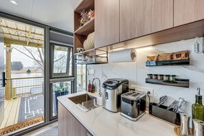 Refrigerador, microondas, cafetera y tetera y tostadora 