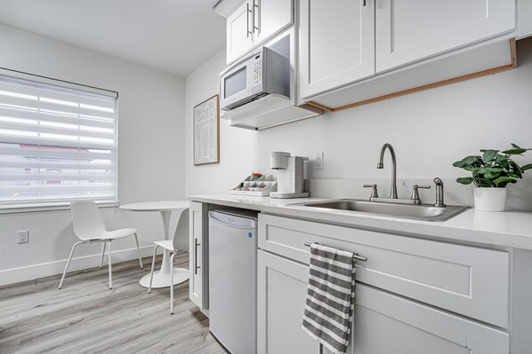 Een koelkast, een microgolfoven, een koffiezetapparaat/waterkoker