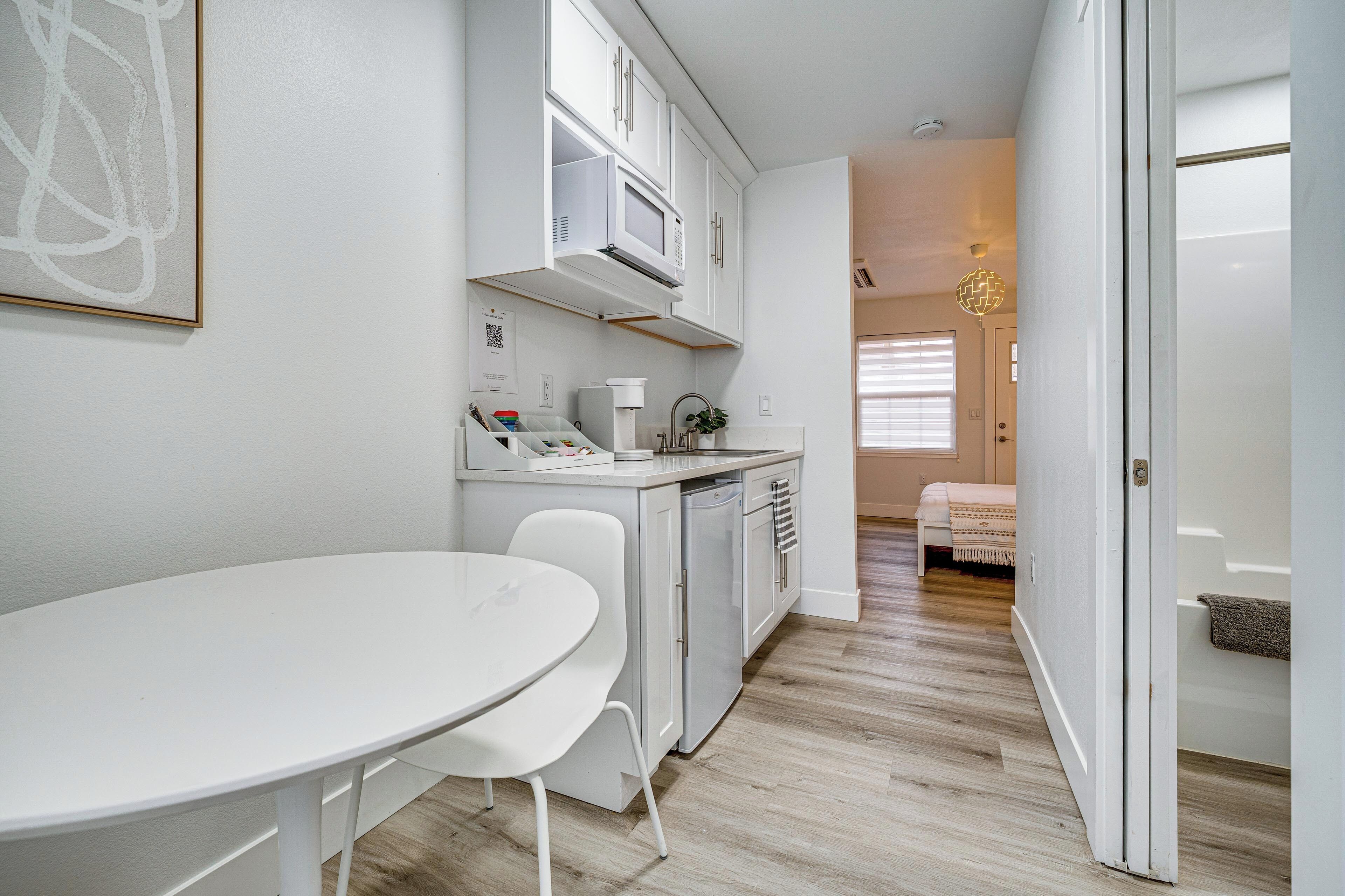 Réfrigérateur, micro-ondes, cafetière/bouilloire