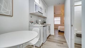 Réfrigérateur, micro-ondes, cafetiÚre/bouilloire