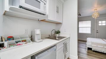 Réfrigérateur, micro-ondes, cafetiÚre/bouilloire