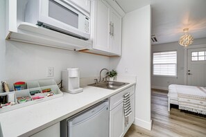 Refrigerador, microondas, cafetera/tetera, utensilios de cocina