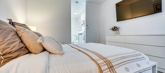 Walk to Main Ave & Soap Lake! Pet-Friendly Studio