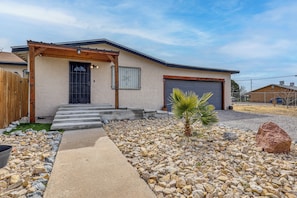 Property grounds - Fully Renovated, Near NMSU! Convenient Family Home (Las Cruces)