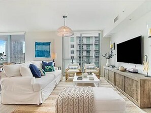 Living area - Sky-High Luxury Penthouse with Large Private Terrace and City & Water views (Miami)