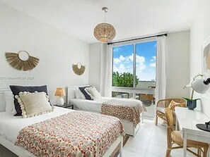 2 bedrooms, WiFi, bed sheets - Sky-High Luxury Penthouse with Large Private Terrace and City & Water views (Miami)