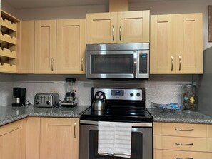 Mikrobølgeovn, ovn, kokeplater og oppvaskmaskin